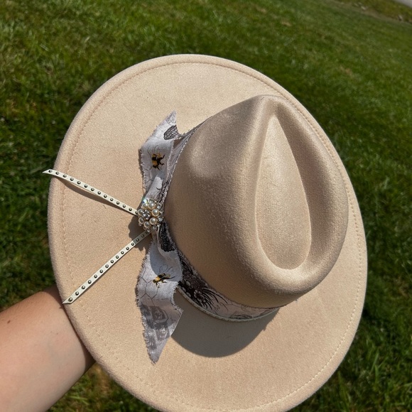 Custom burned bee hat - Picture 3 of 3